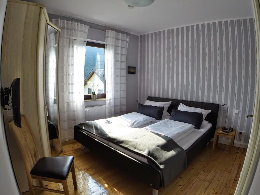 Ferienwohnungen Haus am Würzlaysteig Lehmen Habitación foto