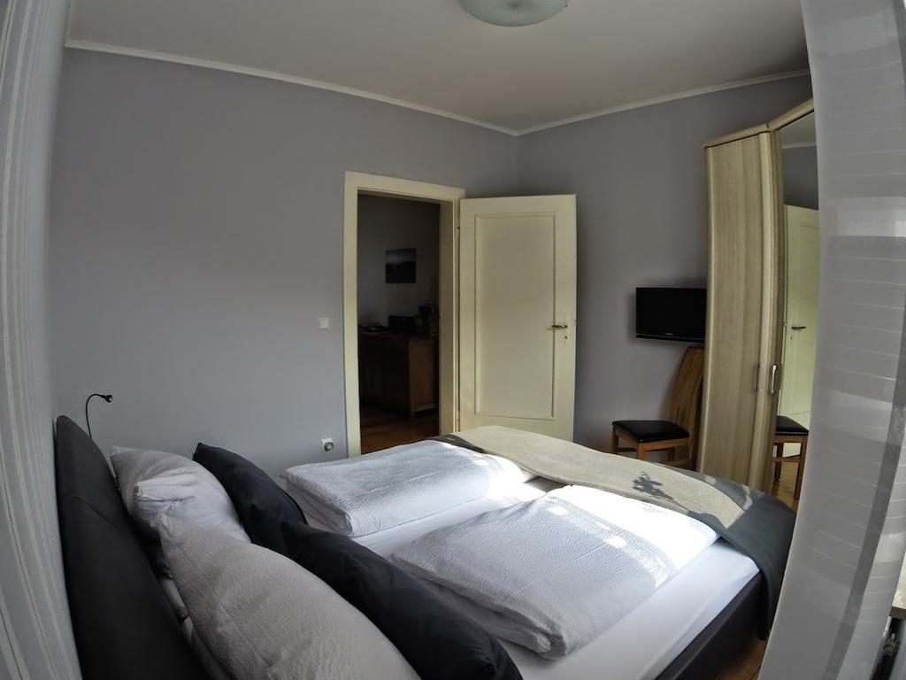 Ferienwohnungen Haus am Würzlaysteig Lehmen Habitación foto