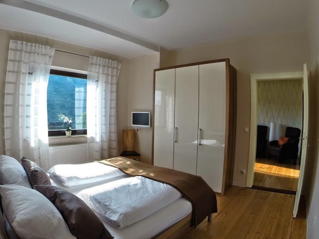 Ferienwohnungen Haus am Würzlaysteig Lehmen Habitación foto
